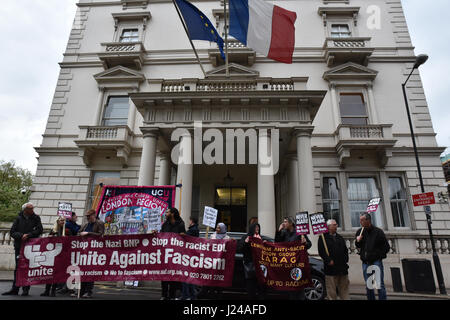 Knightsbridge, Londres, Royaume-Uni. 24 avril 2017. Un groupe de protestation devant l'ambassade de France contre Marine Le Pen et la "montée du fascisme en Europe". Crédit : Matthieu Chattle/Alamy Live News Banque D'Images