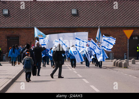 Auschwitz, Birkenau, en Pologne. Apr 24, 2017. Plusieurs milliers de jeunes de plus de 40 pays prennent part à la marche silencieuse de "Arbeit macht frei" porte dans Auschitz à Birkenau. Mars a été organisé depuis 1988, depuis 1996, chaque année dans le cadre de la "Journée du souvenir de l'Holocauste Yom Hashoah". Les participants à la marche un témoignage à la mémoire de personnes assassinées par les nazis allemands pendant la Seconde Guerre mondiale. Credit : w124merc/Alamy Live News Banque D'Images