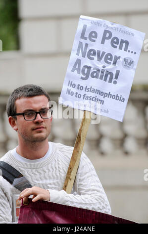 Londres, Royaume-Uni. Apr 24, 2017. Les manifestants se rassemblent à l'extérieur de l'Ambassade de France à Knightsbridge pour protester contre le fascisme et le français candidat à l'élection présidentielle Marine Le Pen. Crédit : Stephen Chung/Alamy Live News Banque D'Images