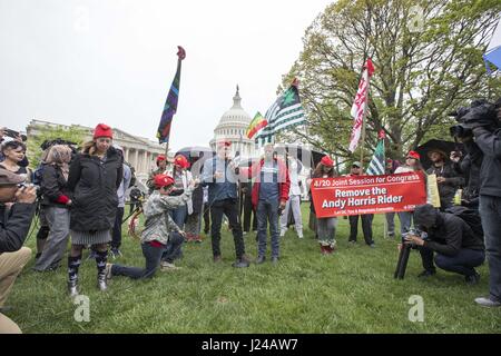 Washington, District de Columbia, Etats-Unis. Apr 24, 2017. Les joints de marijuana fumée militants au motif le Capitole à Washington, DC Le 24 avril 2017. Crédit : Alex Edelman/ZUMA/Alamy Fil Live News Banque D'Images