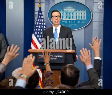 Washingtom, USA. Apr 24, 2017. Secrétaire au Trésor des Etats-Unis Steven Mnuchin mémoires journalistes de négociations sur le budget à la Maison blanche d'information quotidienne à Washington, DC le lundi 24 avril, 2017. Credit : MediaPunch Inc/Alamy Live News Banque D'Images