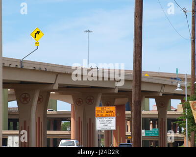 Dallas, USA. Apr 24, 2017. Tireur meurtres patron puis tire l'auto dans un complexe de bureaux haut de Dallas 5. L'incident a eu lieu au 7ème étage. La fenêtre a été abattu et un volet ci-dessous et à droite peut être vu plus de dommages causés par l'explosion. Credit : dallaspaparazzo/Alamy Live News Banque D'Images