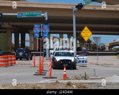 Dallas, USA. Apr 24, 2017. Tireur meurtres patron puis tire l'auto dans un complexe de bureaux haut de Dallas 5. L'incident a eu lieu au 7ème étage. La fenêtre a été abattu et un volet ci-dessous et à droite peut être vu plus de dommages causés par l'explosion. Credit : dallaspaparazzo/Alamy Live News Banque D'Images