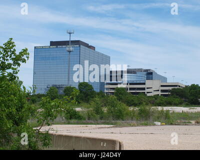 Dallas, USA. Apr 24, 2017. Tireur meurtres patron puis tire l'auto dans un complexe de bureaux haut de Dallas 5. L'incident a eu lieu au 7ème étage. La fenêtre a été abattu et un volet ci-dessous et à droite peut être vu plus de dommages causés par l'explosion. Credit : dallaspaparazzo/Alamy Live News Banque D'Images