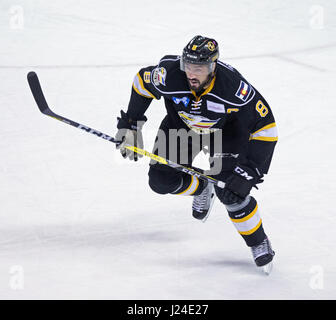 Denver, Colorado, États-Unis. Apr 15, 2017. D'aigles SEAN ZIMMERMAN patins sur la glace au cours de la 3ème. Période à la Budweiser Events Center samedi soir. L'Eagles battre les steelheads 2-1 et lier la série 1-1. Credit : Hector Acevedo/ZUMA/Alamy Fil Live News Banque D'Images