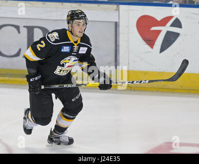 Denver, Colorado, États-Unis. Apr 15, 2017. Eagles MASON GEERTSEN skates hors de sa zone, durant la 3e. Période à la Budweiser Events Center samedi soir. L'Eagles battre les steelheads 2-1 et lier la série 1-1. Credit : Hector Acevedo/ZUMA/Alamy Fil Live News Banque D'Images