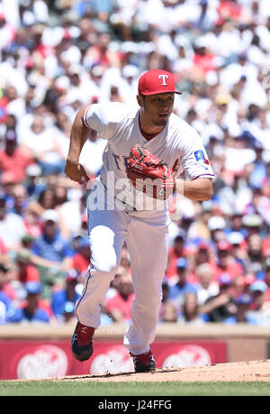 Arlington, Texas, USA. Apr 23, 2017. Yu Darvish (Rangers) MLB : Texas Rangers Yu Darvish lanceur partant en Ligue Majeure de Baseball pendant la partie contre les Royals de Kansas City à Globe Life Park dans la région de Arlington de Arlington, Texas, United States . Credit : AFLO/Alamy Live News Banque D'Images