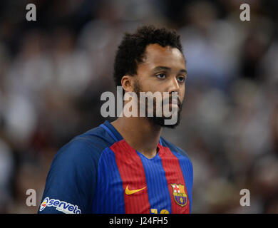 Kiel, Allemagne. Apr 23, 2017. Barcelone, Timothey N'Guessan réagit au cours de la finale de la Ligue des champions de handball de knock-out premier match de jambe entre THW Kiel et le FC Barcelone à l'Sparkassen-Arena à Kiel, Allemagne, 23 avril 2017. Photo : Daniel Reinhardt/dpa/Alamy Live News Banque D'Images