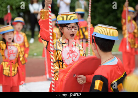 Hefei, Chine, Anhui Province. Apr 25, 2017. Les élèves durant les échecs chinois (Gedadian festival culturel à l'école primaire de Hefei, capitale de la Province d'Anhui en Chine orientale, le 25 avril 2017. Credit : Zhang Duan/Xinhua/Alamy Live News Banque D'Images