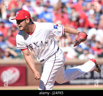 Arlington, Texas, USA. Apr 23, 2017. Yu Darvish (Rangers) MLB : les Rangers du Texas le lanceur partant Yu Darvish emplacements au cours de la Major League Baseball match contre les Royals de Kansas City à Globe Life Park dans la région de Arlington de Arlington, Texas, United States . Credit : AFLO/Alamy Live News Banque D'Images