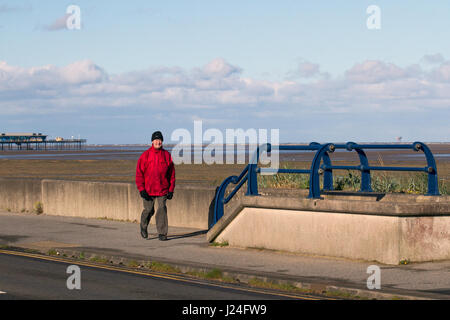 Southport, Lancashire, Royaume-Uni. Météo britannique. 25 avril, 2017. Matin frisquet lumineux sur le front après une nuit de gel, avec un vent du nord brisk amère le rend très froide. Les douches sont à attendre qu'il tombe de la grêle, le grésil et la neige peut-être à des niveaux inférieurs. /AlamyLiveNews MediaWorldImages crédit ; Banque D'Images