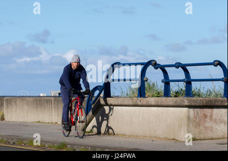 Southport, Lancashire, Royaume-Uni. Météo britannique. 25 avril, 2017. Matin frisquet lumineux sur le front après une nuit de gel, avec un vent du nord brisk amère le rend très froide. Les douches sont à attendre qu'il tombe de la grêle, le grésil et la neige peut-être à des niveaux inférieurs. /AlamyLiveNews MediaWorldImages crédit ; Banque D'Images