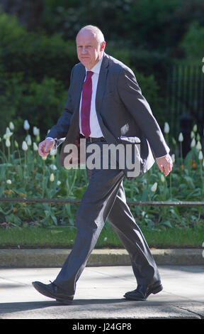 Downing Street, London, UK. 25 avril, 2017. Damian Green, secrétaire d'État pour le travail et les pensions, arrive à Downing Street pour mardi matin réunion du cabinet. Credit : Malcolm Park/Alamy Live News Banque D'Images