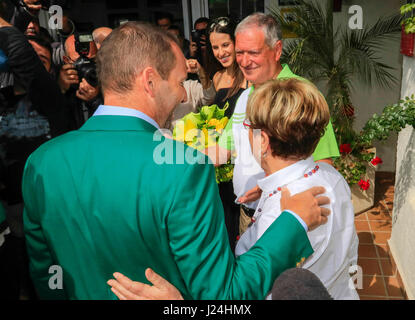 Borriol, Espagne. 25 avril, 2017. Le golfeur Espagnol Sergio Garcia et ses pères Victor Garcia,Consuel Fernandez lors d'une cérémonie où il a honoré en tant que lauréat de 2017 Août Série Master sur Borriol (Castellon) , Espagne , mardi 25 avril, 2017. Sergio Garcia est le troisième Espagnol Vainqueur du Master août après Severiano Ballesteros et Jose Maria Olazabal Crédit : Gtres información más Comuniación on line,S.L./Alamy Live News Banque D'Images