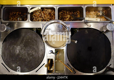 (170425) -- NEW YORK, 25 avril 2017 (Xinhua) -- Le banc de cuisson de la viande et des matières pour faire Jianbing sont vus au kiosque de Monsieur Bing dans Urbanspace food court à New York, États-Unis, 17 avril 2017. UrbanSpace en plein centre de New York est un endroit blanc-colliers viennent pour le déjeuner pendant leurs journées de travail. Depuis quelques mois, les clients ont toujours la queue devant un kiosque sous une bannière avec les caractères chinois. Ce que ce kiosque vend est une cuisine chinoise authentique dans le nord de la Chine -- Jianbing, ou le crêpe de Chine. Le kiosque est nommé 'Mr. Bing', et est administré par Brian Goldberg, qui Banque D'Images