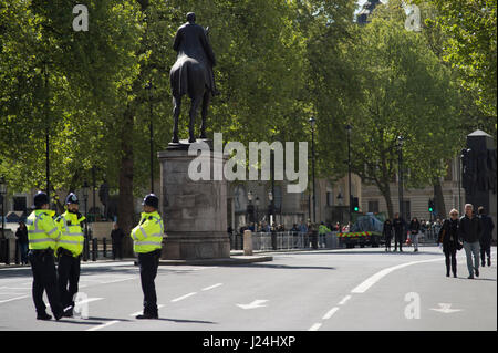 Cénotaphe, Whitehall, Londres UK. 25 avril, 2017. Cérémonie de l'ANZAC day au cénotaphe auquel ont participé de hauts commissaires pour l'Australie et la Nouvelle-Zélande, les chefs de la Nouvelle-Zélande et l'Australie Les états-majors, ambassadeurs et hauts-commissaires et des représentants du gouvernement britannique et des Services armés et ex-Services organisations. Credit : Malcolm Park/Alamy Live News. Banque D'Images