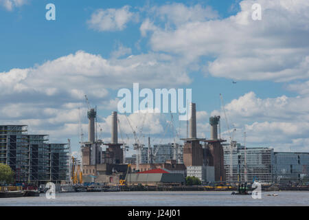 Londres, Royaume-Uni. 25 avril, 2017. La reconstruction de Battersea Power Station continue ion a lumineux, mais une journée de printemps. Londres, 25 avril 2017. Crédit : Guy Bell/Alamy Live News Banque D'Images