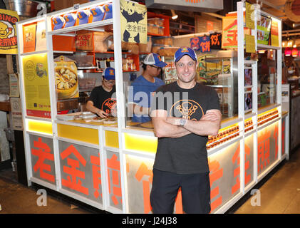 New York, USA. Apr 25, 2017. Brian Goldberg pose devant le kiosque de Monsieur Bing dans UrbanSpace food court à New York, États-Unis, 17 avril 2017. UrbanSpace en plein centre de New York est un endroit blanc-colliers viennent pour le déjeuner pendant leurs journées de travail. Depuis quelques mois, les clients ont toujours la queue devant un kiosque sous une bannière avec les caractères chinois. Ce que ce kiosque vend est une cuisine chinoise authentique dans le nord de la Chine -- Jianbing, ou le crêpe de Chine. Source : Xinhua/Alamy Live News Banque D'Images