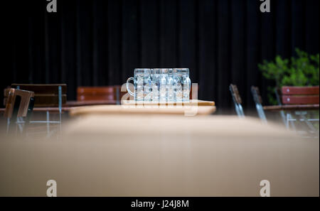 Dpatop - chopes vides peuvent être vus sur une table dans un jardin de la bière à Munich, Allemagne, 25 avril 2017. Photo : Alexander Heinl/dpa Banque D'Images