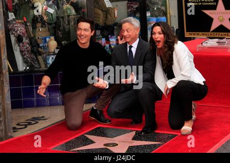 Daniel Henney, Gary Sinise, Alana De La Garza à la cérémonie d'intronisation pour l'étoile sur le Hollywood Walk of Fame pour Gary Sinise, Hollywood Boulevard, Los Angeles, CA, 17 avril 2017. Photo par : Priscilla Grant/Everett Collection Banque D'Images