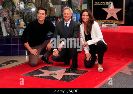 Daniel Henney, Gary Sinise, Alana De La Garza à la cérémonie d'intronisation pour l'étoile sur le Hollywood Walk of Fame pour Gary Sinise, Hollywood Boulevard, Los Angeles, CA, 17 avril 2017. Photo par : Priscilla Grant/Everett Collection Banque D'Images