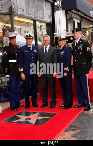 Gary Sinise, United States miliaire Représentants à la cérémonie d'intronisation pour l'étoile sur le Hollywood Walk of Fame pour Gary Sinise, Hollywood Boulevard, Los Angeles, CA, 17 avril 2017. Photo par : Priscilla Grant/Everett Collection Banque D'Images