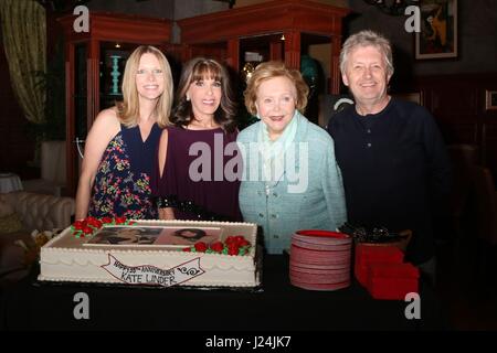 Lauralee Bell, Kate Linder, Lee Phillip Bell, mal les jeunes sur place pour Kate Linder 35e anniversaire sur LES JEUNES ET L'agité, CBS Television City, Los Angeles, CA, 19 avril 2017. Photo par : Priscilla Grant/Everett Collection Banque D'Images