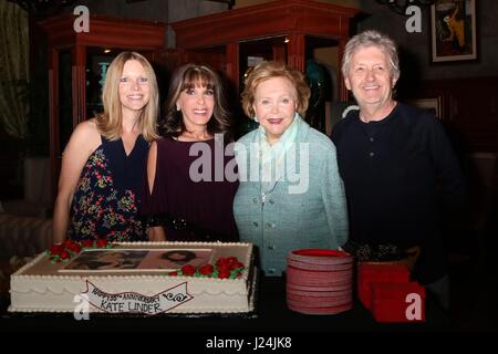 Lauralee Bell, Kate Linder, Lee Phillip Bell, mal les jeunes sur place pour Kate Linder 35e anniversaire sur LES JEUNES ET L'agité, CBS Television City, Los Angeles, CA, 19 avril 2017. Photo par : Priscilla Grant/Everett Collection Banque D'Images