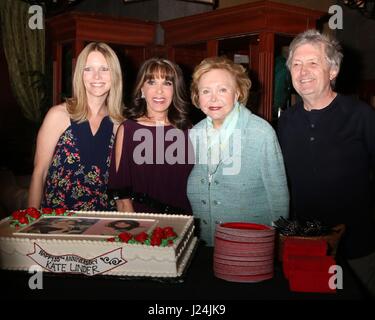 Lauralee Bell, Kate Linder, Lee Phillip Bell, mal les jeunes sur place pour Kate Linder 35e anniversaire sur LES JEUNES ET L'agité, CBS Television City, Los Angeles, CA, 19 avril 2017. Photo par : Priscilla Grant/Everett Collection Banque D'Images