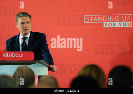 Westminster. Londres, Royaume-Uni. Apr 25, 2017. Keir Starmer MP. Keir Starmer MP, l'ombre du travail secrétaire d'État à la sortie de l'Union européenne, présente à une conférence de presse, comment un gouvernement travailliste offrira le peuple britannique une nouvelle approche de l'Brexit. Credit : Dinendra Haria/Alamy Live News Banque D'Images