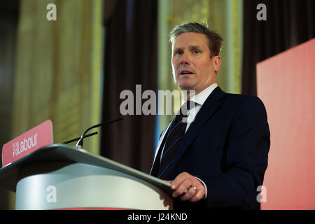 Westminster. Londres, Royaume-Uni. Apr 25, 2017. Keir Starmer MP. Keir Starmer MP, l'ombre du travail secrétaire d'État à la sortie de l'Union européenne, présente à une conférence de presse, comment un gouvernement travailliste offrira le peuple britannique une nouvelle approche de l'Brexit. Credit : Dinendra Haria/Alamy Live News Banque D'Images