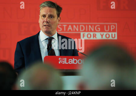 Westminster. Londres, Royaume-Uni. Apr 25, 2017. Keir Starmer MP. Keir Starmer MP, l'ombre du travail secrétaire d'État à la sortie de l'Union européenne, présente à une conférence de presse, comment un gouvernement travailliste offrira le peuple britannique une nouvelle approche de l'Brexit. Credit : Dinendra Haria/Alamy Live News Banque D'Images