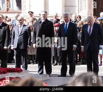 Londres, Royaume-Uni. Apr 25, 2017. Boris Johnson, secrétaire des Affaires étrangères (peur) et Sir Michael Fallon, Secrétaire de la Défense (centre) à l'assemblée annuelle de commémoration de l'ANZAC à Whitehall, London Crédit : Ian Davidson/Alamy Live News Banque D'Images