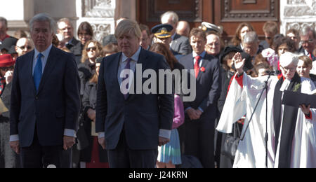 Londres, Royaume-Uni. Apr 25, 2017. Boris Johnson, secrétaire des Affaires étrangères (peur) et Sir Michael Fallon, Secrétaire de la Défense (centre) à l'assemblée annuelle de l'ANZAC commemeration Whitehall, Londres Crédit : Ian Davidson/Alamy Live News Banque D'Images