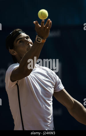 Barcelone, Catalogne, Espagne. Apr 25, 2017. RAFAEL NADAL (ESP) sert au cours d'une séance de formation à l'occasion de la deuxième journée de l'Open de Barcelone Banc Sabadell' 2017 Credit : Matthias Rickenbach/ZUMA/Alamy Fil Live News Banque D'Images