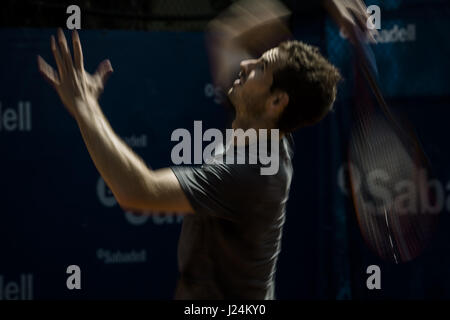 Barcelone, Catalogne, Espagne. Apr 25, 2017. ANDY MURRAY (GBR) sert au cours d'une séance de formation à l'occasion de la deuxième journée de l'Open de Barcelone Banc Sabadell' 2017 Credit : Matthias Rickenbach/ZUMA/Alamy Fil Live News Banque D'Images