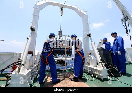 (170425) -- À BORD D'UN NAVIRE XIANGYANGHONG 09, 25 avril, 2017 (Xinhua) -- Les scientifiques examinent la température et salinité de l'eau de mer avec l'appareil à bord d'un navire Xiangyanghong 09 CTD dans la mer de Chine du Sud, sud de la Chine, le 25 avril 2017. Les scientifiques chinois ont entrepris une mission d'eau profonde en mer de Chine du Sud mardi, le début de la deuxième étape de la 38e expédition océanique. Le submersible habité Jiaolong avec son équipe de scientifiques sont arrivés à l'emplacement à bord du navire-mère Xiangyanghong 09. Le submersible devrait effectuer sa première plongée en mer de Chine du Sud le mercredi cette année Banque D'Images