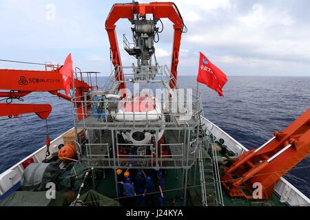 (170425) -- À BORD D'UN NAVIRE XIANGYANGHONG 09, 25 avril, 2017 (Xinhua) -- le personnel à faire de la préparation de la conduite à Jiaolong submersible à bord d'un navire Xiangyanghong 09 plongée dans la mer de Chine du Sud, sud de la Chine, le 25 avril 2017. Les scientifiques chinois ont entrepris une mission d'eau profonde en mer de Chine du Sud mardi, le début de la deuxième étape de la 38e expédition océanique. Le submersible habité Jiaolong avec son équipe de scientifiques sont arrivés à l'emplacement à bord du navire-mère Xiangyanghong 09. Le submersible devrait effectuer sa première plongée en mer de Chine du Sud cette année le mercredi. Banque D'Images