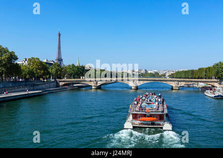 La Tour Eiffel Tower (Tour Eiffel) et un bateau-mouche sur la Seine, Paris, France Banque D'Images