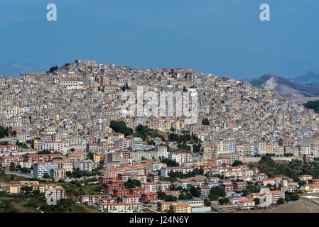 La vieille ville de Gangi en Sicile avec la silhouette de l'Etna à l'arrière Banque D'Images