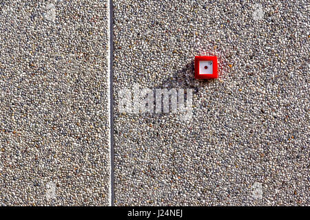 L'interrupteur d'alarme incendie sur mur de brique texture background Banque D'Images