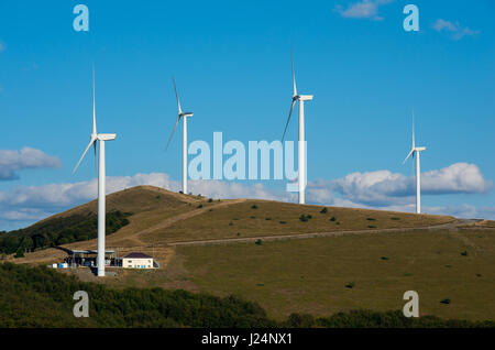 Eco Power. L'énergie renouvelable. Éoliennes produisant de l'électricité. Banque D'Images