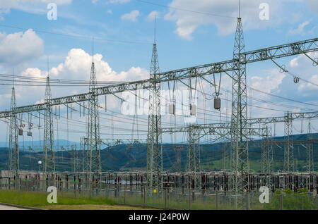 La commutation de puissance. Poste électrique haute tension avec des commutateurs et des sectionneurs. Banque D'Images