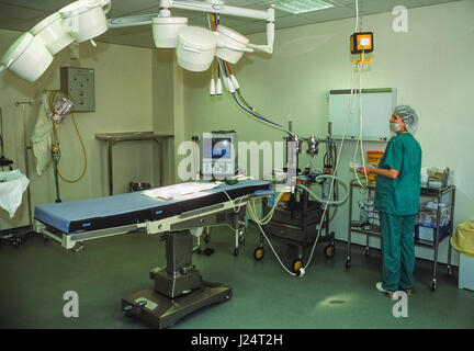 Un vétérinaire infirmière prépare une salle d'opération à la Croix Bleue, Animal Hospital, Victoria, London, Royaume-Uni Banque D'Images