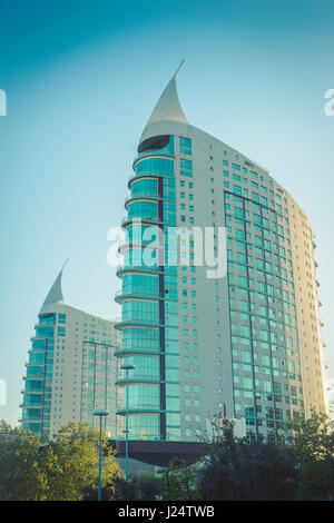 São Rafael et São Gabriel towers sont deux tours emblématiques dans Parques das Naçoes, Lisbonne, Portugal Banque D'Images