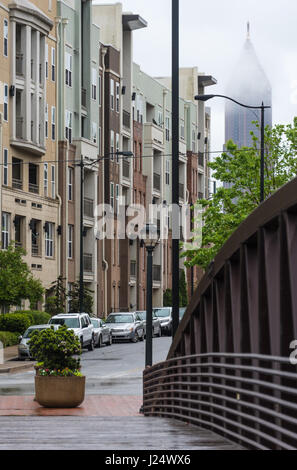 Vue de la passerelle dans le milieu urbain vivre/travailler/jouer communauté d'Atlantic Station à Atlanta, Géorgie, USA. Banque D'Images