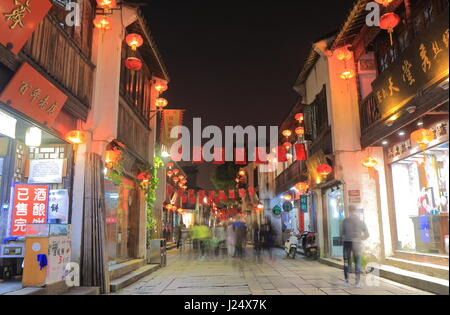 Personnes visitent la rue Shangtang à Suzhou en Chine. Rue Shangtang préserve l'architecture historique. Banque D'Images