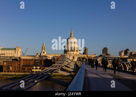 Trajet du matin à travers le Millennium Bridge, Londres Banque D'Images