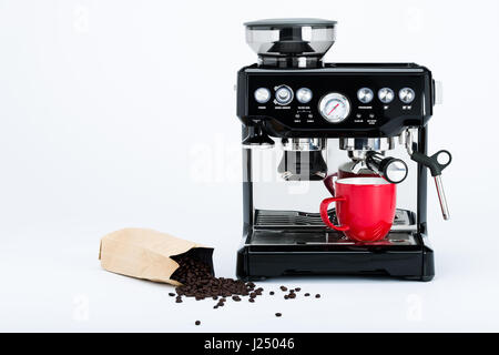 Manuel noir isolé cafetière avec broyeur et tasse à café rouge et sac de grains de café fraîchement torréfié sur fond blanc, de face Banque D'Images