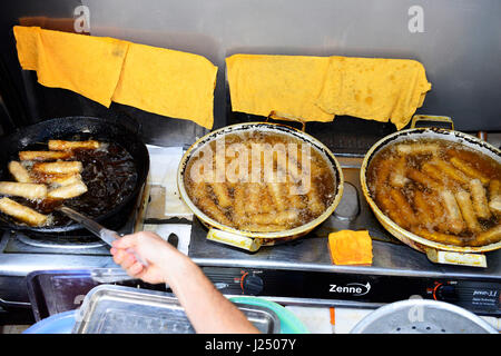Vietnamiens rouleaux frits de crabe. Ils sont servis dans le cadre de la célèbre Bún chả repas à Hanoi. Banque D'Images